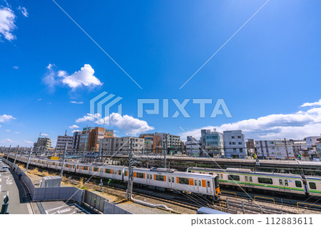 日本橫濱城市景觀，俯瞰長津田車站和經過的火車 112883611