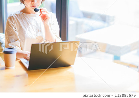Attending a remote personnel interview (1 on 1) [Image of remote work] 112883679