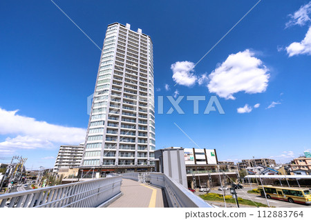 日本的橫濱都市風景我想在Nagatsuta站前面看塔樓公寓等 日本的橫濱都市風景我想在Nagatsuta站前面看塔樓公寓等 112883764