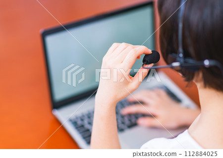 Generation Z receives a remote personnel interview (1 on 1) [Image of remote work] 112884025