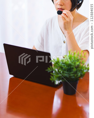 Generation Z receives a remote personnel interview (1 on 1) [Image of remote work] 112884035