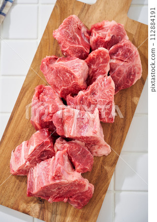 raw beef shank 112884191