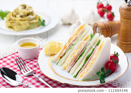 三明治(混合三明治)和熱那亞義大利麵 三明治(混合三明治)和熱那亞義大利麵 112884346