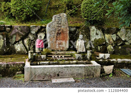 Chozuzu with a stone Buddha 112884400