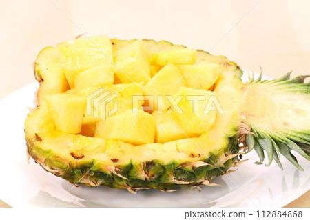 菠蘿籃切甜點明亮的背景 112884868