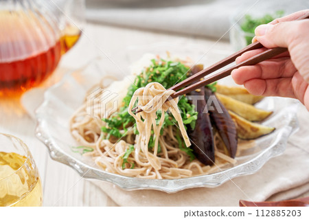 Cold soba noodles with fried eggplant, shiso leaves, and grated radish 112885203