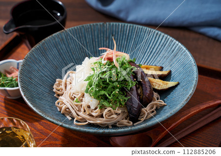 冷蕎麥麵配炸茄子、紫蘇葉和蘿蔔泥 冷蕎麥麵配炸茄子、紫蘇葉和蘿蔔泥 112885206