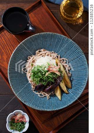 冷蕎麥麵配炸茄子、紫蘇葉和蘿蔔泥 112885216