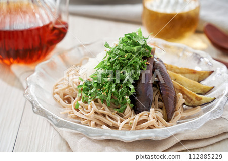 冷蕎麥麵配炸茄子、紫蘇葉和蘿蔔泥 112885229