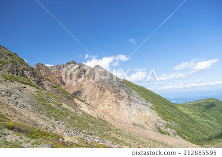 陽光明媚的日子攀登關東地區的名山 112885595