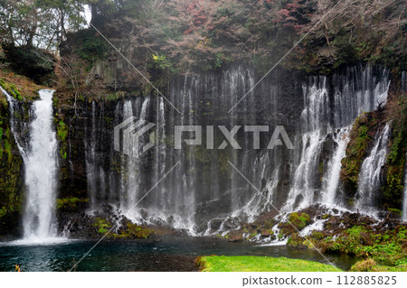富士宮市白絲瀑布風景 112885825