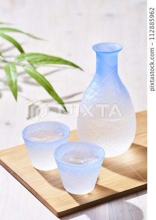 光線透過的透明清酒瓶和長子清酒瓶 - 日本清酒形象 光線透過的透明清酒瓶和長子清酒瓶 - 日本清酒形象 112885962