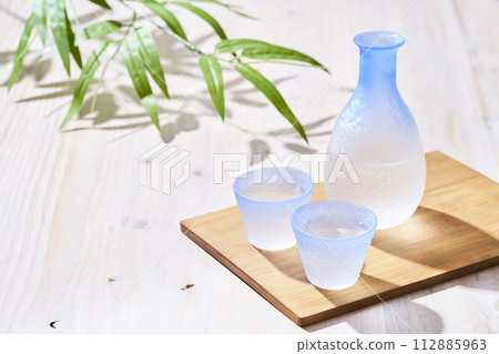 光線透過的透明清酒瓶和長子清酒瓶 - 日本清酒形象 光線透過的透明清酒瓶和長子清酒瓶 - 日本清酒形象 112885963