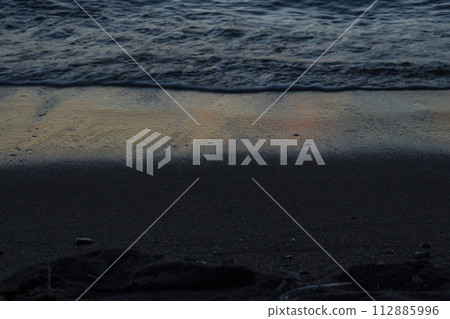 The sky and sea dyed beautifully in the sunset 112885996