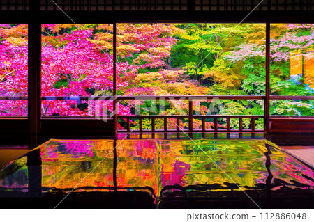 秋葉與琉璃光院的倒影 112886048