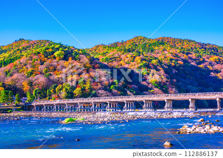 The autumn leaves of Arashiyama and Togetsu bridge 112886137