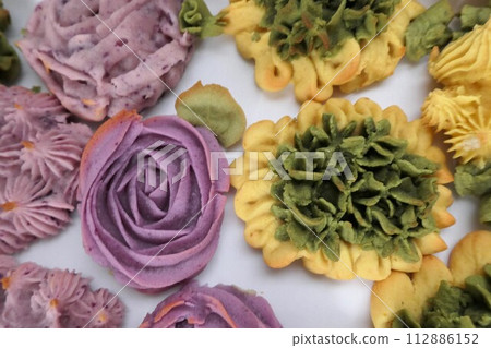 An flower cookie An flower cookie 112886152