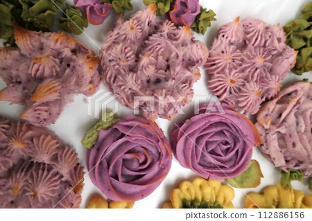 An flower cookie An flower cookie 112886156