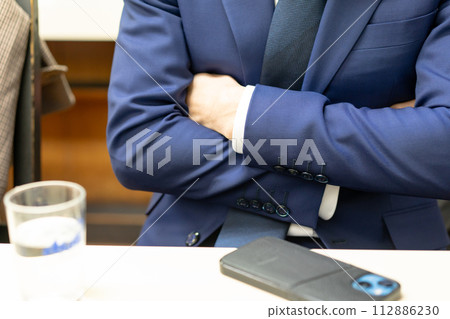 商人在 Machi 中餐廳等待午餐 商人在 Machi 中餐廳等待午餐 112886230