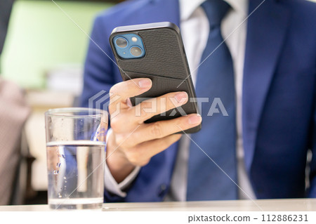 商人在 Machi 中餐廳等待午餐 112886231