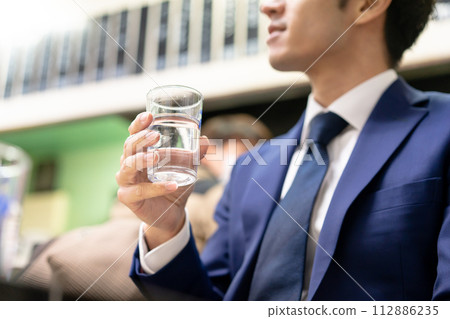 Businessman waiting for lunch at Machi Chinese restaurant 112886235