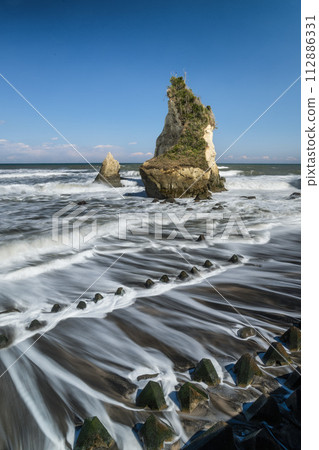 Isumi City, Chiba Prefecture, Sparrow Island (Meotoiwa) with rough waves Isumi City, Chiba Prefecture, Sparrow Island (Meotoiwa) with rough waves 112886331