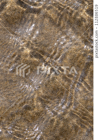 Landscape reflected in the sand dunes 112886519