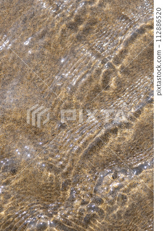 Landscape reflected in the sand dunes 112886520