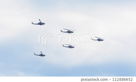 日本陸上自衛隊AH-1S眼鏡蛇編隊飛行 112886652