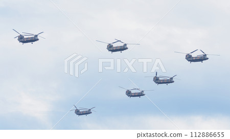 日本陸上自衛隊CH-47「支奴干」編隊飛行 日本陸上自衛隊CH-47「支奴干」編隊飛行 112886655