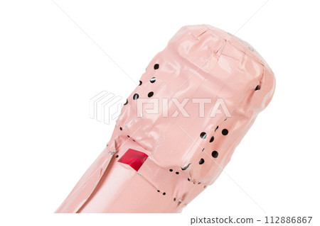 The neck of a bottle of champagne closed foil. 112886867