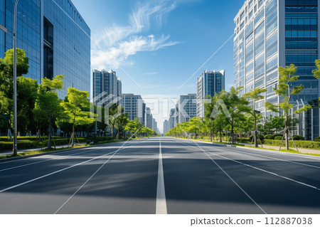 在陽光明媚的日子裡，城市大道和鬱鬱蔥蔥的街道樹木 112887038