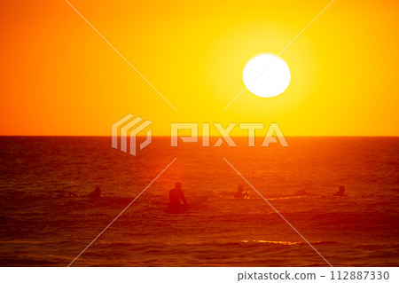 Surf at sunset 112887330