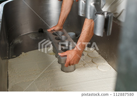 Production of artisanal cheese, rennet and packaging in molds to shape 112887580