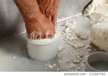 Production of artisanal cheese, rennet and packaging in molds to shape 112887581