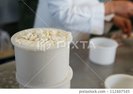 Production of artisanal cheese, rennet and packaging in molds to shape 112887585
