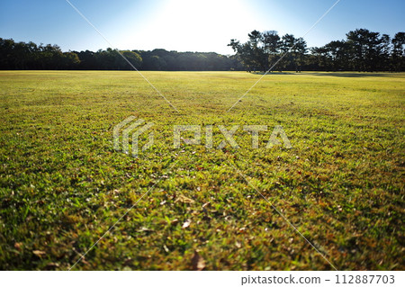 秋日天空下的恩順納達海濱公園 風車公園草坪廣場 秋日天空下的恩順納達海濱公園 風車公園草坪廣場 112887703