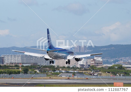 Beautiful takeoff and landing scene of ANA All Nippon Airways at Itami Airport Beautiful takeoff and landing scene of ANA All Nippon Airways at Itami Airport 112887767