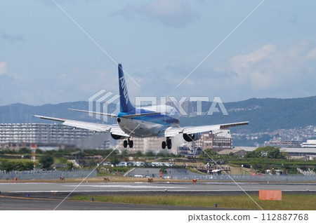 Beautiful takeoff and landing scene of ANA All Nippon Airways at Itami Airport Beautiful takeoff and landing scene of ANA All Nippon Airways at Itami Airport 112887768