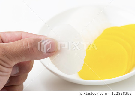 拿著泡菜的男性手 112888392