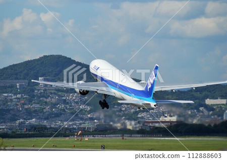 從伊丹天空公園看到的全日空飛機起飛場景 從伊丹天空公園看到的全日空飛機起飛場景 112888603
