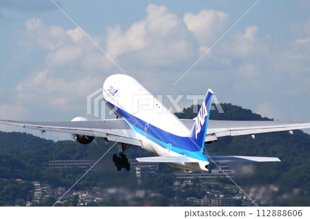 從伊丹天空公園看到的全日空飛機起飛場景 從伊丹天空公園看到的全日空飛機起飛場景 112888606