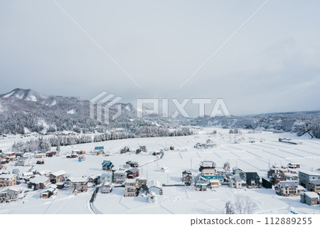 無人機攝影：純白雪覆蓋的鄉村 112889255