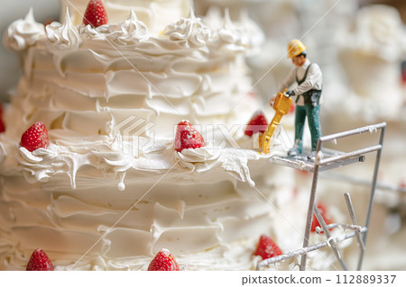 裝飾有微型人物的草莓酥餅 112889337