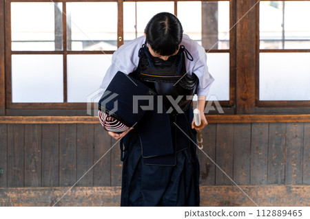 Kendo girl bowing 112889465
