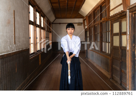 girl in kendo uniform 112889761