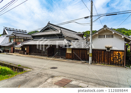 [Important Preservation District for Groups of Traditional Buildings] Fukuzumi, early summer scenery of Kawahara District 1, Tanba Sasayama City, Hyogo Prefecture 112889844