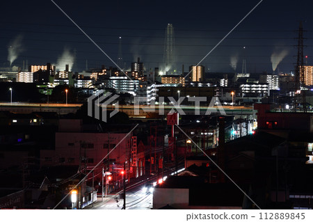 白色的工廠煙霧融入小鎮的夜景 白色的工廠煙霧融入小鎮的夜景 112889845