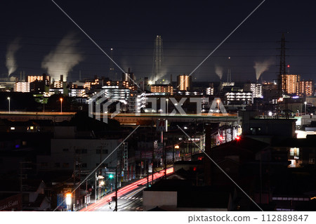 白色的工廠煙霧融入小鎮的夜景 白色的工廠煙霧融入小鎮的夜景 112889847