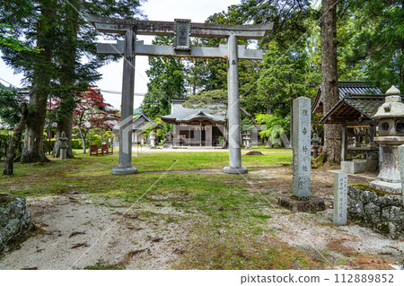 [Important Preservation District for Groups of Traditional Buildings] Fukuzumi, early summer scenery of Kawahara Sumiyoshi Shrine 2, Tanba Sasayama City, Hyogo Prefecture 112889852